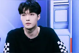 张艺兴花衬衫，邓伦豹纹西装，白敬亭格纹西装图片