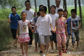 下属问：总监年薪50万，为何上下班骑共享单车？我笑他穷人思维图片
