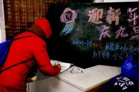 瑟瑟发抖！你在朋友圈叫“冷”，这群人却凿冰游泳图片