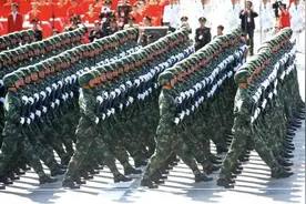 大阅兵时，士兵突然尿急该怎么办？办法太机智，女生看了都想笑图片