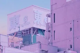 把现实场景拍成了动漫般的色彩图片