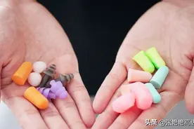 年轻人现在越发依赖耳塞了！想知道长期戴会不会对耳朵不好图片