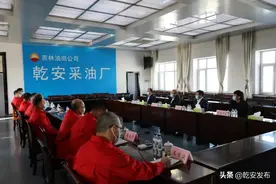 娄选东、王立国慰问乾安采油厂一线干部职工图片