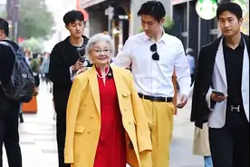 90岁奶奶穿嫩黄大衣好显年轻，被1米9孙子搂着走，回头率超高图片
