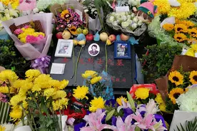 空军英烈余旭同志墓，一年四季鲜花环绕，墓碑前还放着战机模型图片