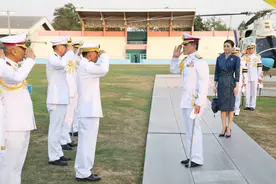 泰王爱穿白色军装，携苏提达出席法院奠基仪式，王后穿便装显身材图片