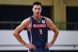 易建联复出遭戳眼+怒吼徐杰 周鹏24分广东大胜深圳6战全胜图片