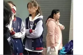 搞笑神评：当初让你好好上学，你偏说放牛好图片