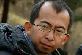 身材矮小演丑角20年，逆袭娶貌美娇妻，今成《最美逆行者》导演图片