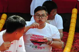 杭州吃辣椒比赛：信阳小伙在水里60秒吃27个朝天椒，赢50克大金条图片