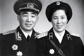 开国少将携妻衣锦还乡，发现老家有位衣衫褴褛的妻子，苦等22年图片