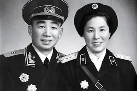 开国少将携妻衣锦还乡，发现老家有位衣衫褴褛的妻子，苦等22年图片