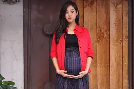 不惧13度的低温！41岁女星怀孕7个月下水拍照，2年前曾流产图片