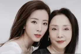 央视主持李思思晒母女合照，差20岁仍似姐妹，两人长相如复制粘贴图片