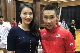 谢杏芳好有“贵妇感”！穿蓝色上衣近照凹凸感真强，难怪林丹爱她图片