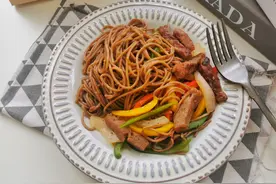 夏季怕胖多吃荞麦面条，煮一煮拌一拌，低脂饱腹，搭配牛排超解馋图片