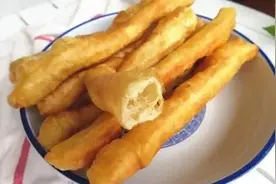 58岁早餐店老板教我炸油条方法，不用一滴水，炸好2天还又香又软图片