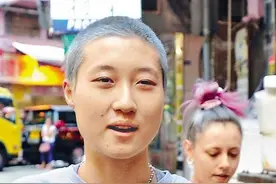 成龙女儿越来越大胆，穿破洞卫衣配拖鞋逛街，奶奶灰寸头帅爆了图片