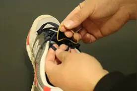 鞋舌总是歪不用愁！一根橡皮筋轻松解决，鞋舌再也不跑偏，太棒了视频封面