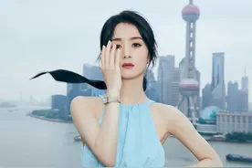 赵丽颖瘦大了，露脐装腰上故意绑根带子，侧面一马平川能有80斤？图片