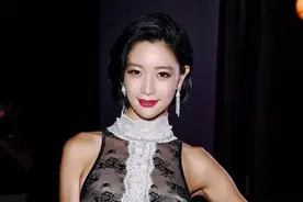 凭什么说克拉拉是人间尤物？看她的穿搭，就知道了图片