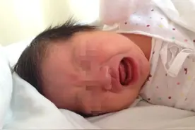孩子跟奶奶睡觉，半夜总是哭闹，宝妈透过门缝一看，感动不已图片