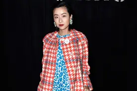 徐濠萦的时尚品味太难理解，千鸟格大衣配蓝白豹纹连衣裙美得独特图片