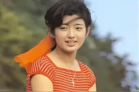 山口百惠的“秀雅”藏不住，穿素衣惊艳时光，晚年依旧端庄优雅图片