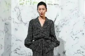 刘雯穿格纹套装美出新高度，“两米”长腿气势十足图片