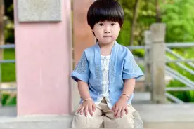 “百米超人”的儿子原来长这样，穿中国风乖巧可爱，挺像爸爸的图片