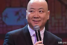 经典小品《阳台》郭冬临老婆往阳台下倒水，正好楼下郭达路过图片