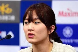 韩国29岁冬奥冠军大婚，整容后相貌大变，丈夫高大帅气有夫妻相图片