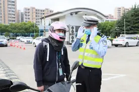 别人家的单位｜7年前就规定骑车不戴头盔一律不准进厂门，苏州这家企业厉害了！图片