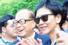 李嘉诚与小33岁女友近照曝光，一起打疫苗，像极恩爱多年的老夫妻图片