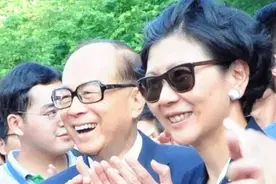李嘉诚与小33岁女友近照曝光，一起打疫苗，像极恩爱多年的老夫妻图片
