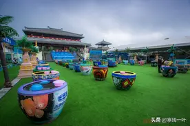 浙江学生用中国风在大水缸上涂鸦，效果奇特，成为一道靓丽的风景图片