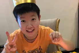 00后孙颖莎实力摘银，穿T恤却好似孩童，难怪成体坛“团宠”图片