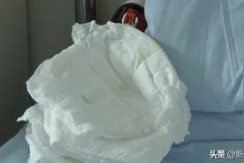5岁女孩整天穿着尿不湿，每天总是尿不完，检查发现竟然长了三个肾图片