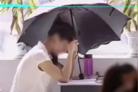 办公室装监控女子撑伞办公桌十余天被开除员工隐私权界限在哪里？图片