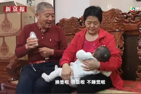67岁自然受孕，坚持母乳喂养，如今6个月女儿已学会叫“爸”图片