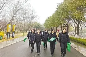 低碳出行健步走 关爱自然捡垃圾图片