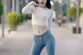 小说：我和邻居姐姐谈恋爱，她见了我就小鸟依人：我要你抱我上去图片