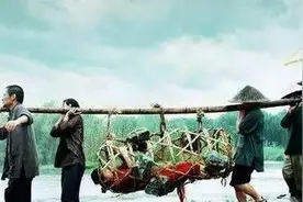 男子在一个水潭潜水，下潜40米发现残忍一幕，上岸后仍惊魂未定图片