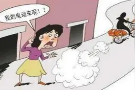 又一个“顺手牵羊”者，这一刻，她选择成为“小人”，再次麻烦大伙儿，电动车能不能拔出钥匙，上个锁呢！！图片