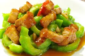 厨师长教你这样做苦瓜，不仅不苦，吃起来还甜丝丝的，小孩也爱吃图片