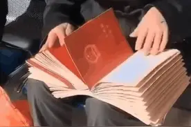 一位普通老大爷的一摞房本，告诉我们房价下跌有多难图片