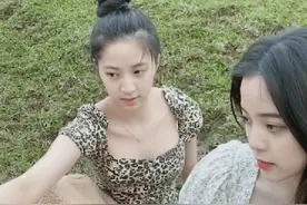 欧阳娜娜与妹妹一同穿碎花裙，看清两人的锁骨，我没眼花吧？图片