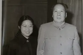 毛主席给孔令华夹菜，李敏故意调侃，毛主席：不劳动者不得食图片