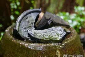 上海荒废的清代古宅，院内荒草丛生，破裂的雕刻栩栩如生图片