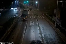 大胆老司机开“小火车”上路 惊呆交警蜀黍……图片